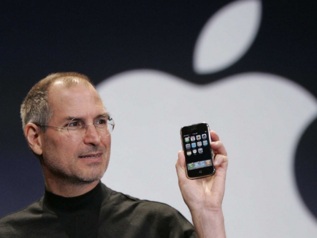 steve jobs question What year did Steve Jobs unveil the iPhone?